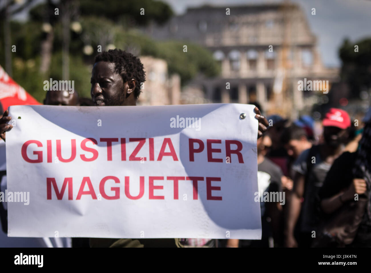 Rome, Italie. Le 05 mai, 2017. Manifestation d'immigrés à rechercher la vérité et la justice sur la mort de Nian Maguette, vendeur de rue du Sénégal. Credit : Andrea Ronchini/Pacific Press/Alamy Live News Banque D'Images