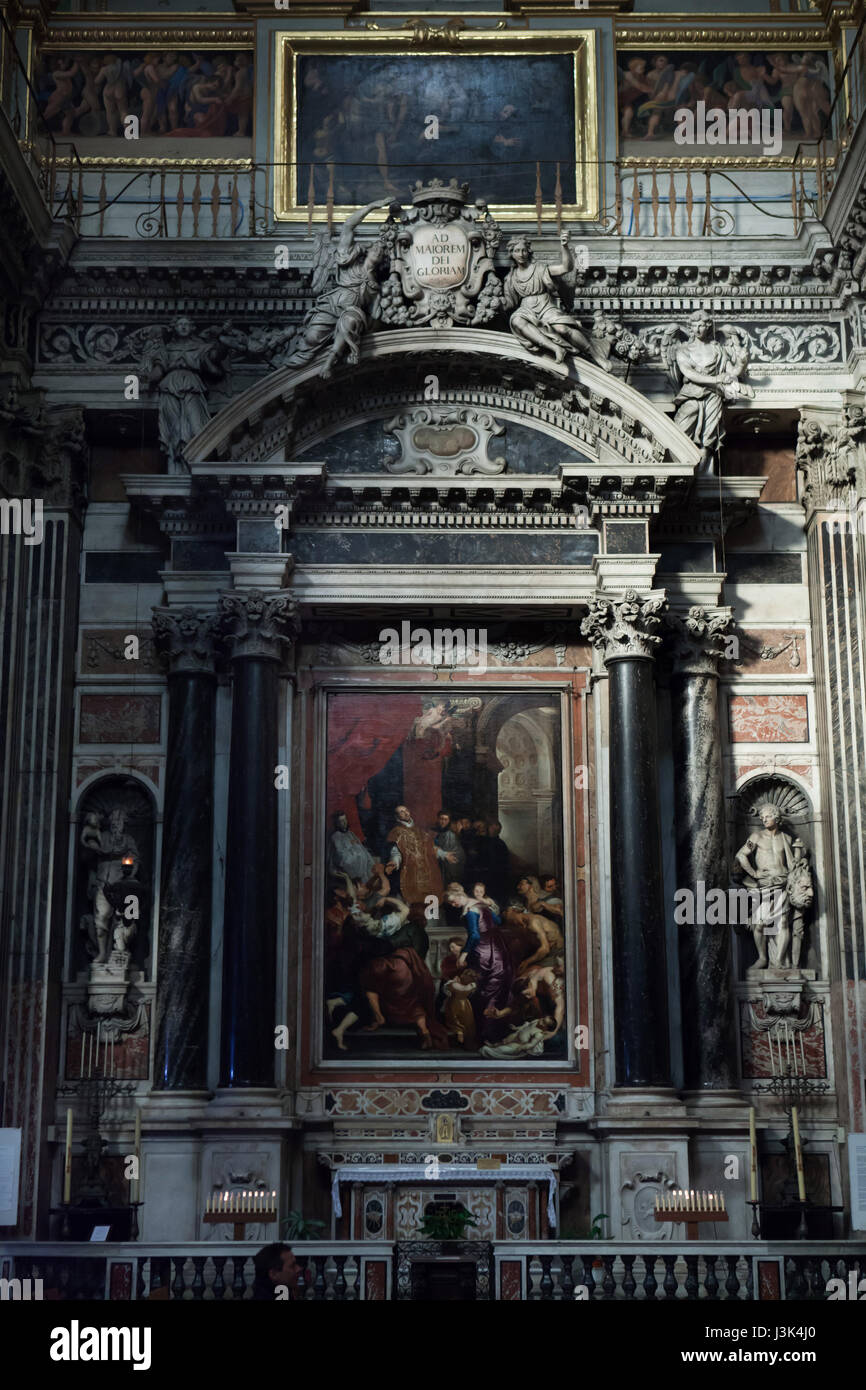 Peinture 'Les Miracles de saint Ignace de Loyola" par le peintre flamand Peter Paul Rubens en exposition à l'autel latéral de l'église du Gesù (Chiesa del Gesù) à Gênes, Ligurie, Italie. Banque D'Images