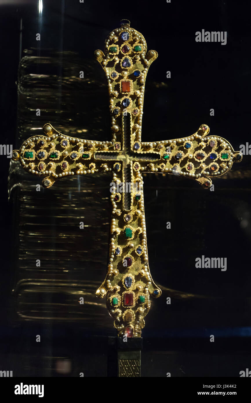 Croix de la famille Zaccaria (Croce degli Zaccaria). Croix de procession byzantine datant du 13e siècle à l'écran dans le trésor de Saint Lawrence (Tesoro di San Lorenzo) dans le Génois Cathédrale (Duomo di Genova) à Gênes, Ligurie, Italie. Banque D'Images