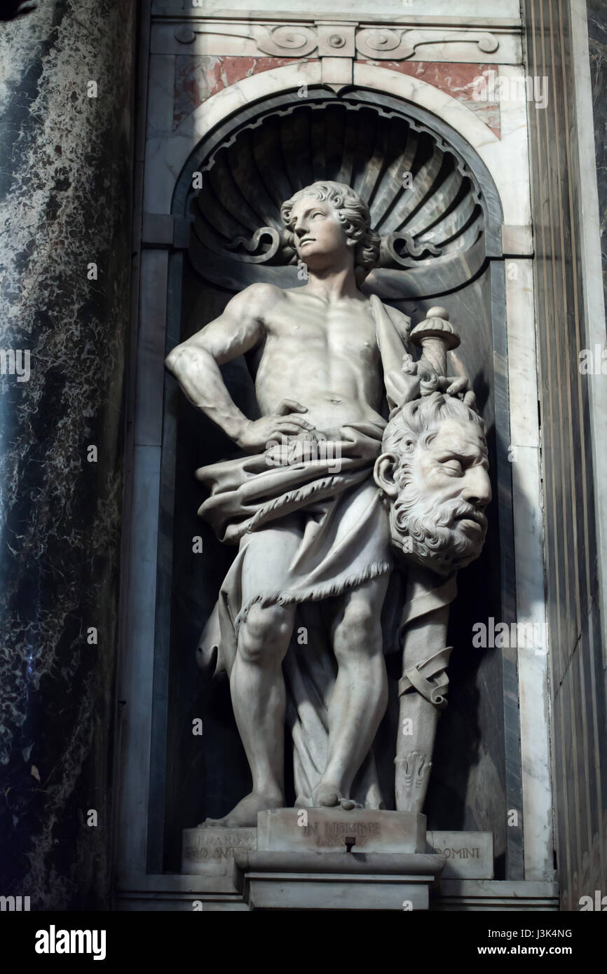 David avec la tête de Goliath. Statue en marbre dans l'église du Gesù (Chiesa del Gesù) à Gênes, Ligurie, Italie. Banque D'Images