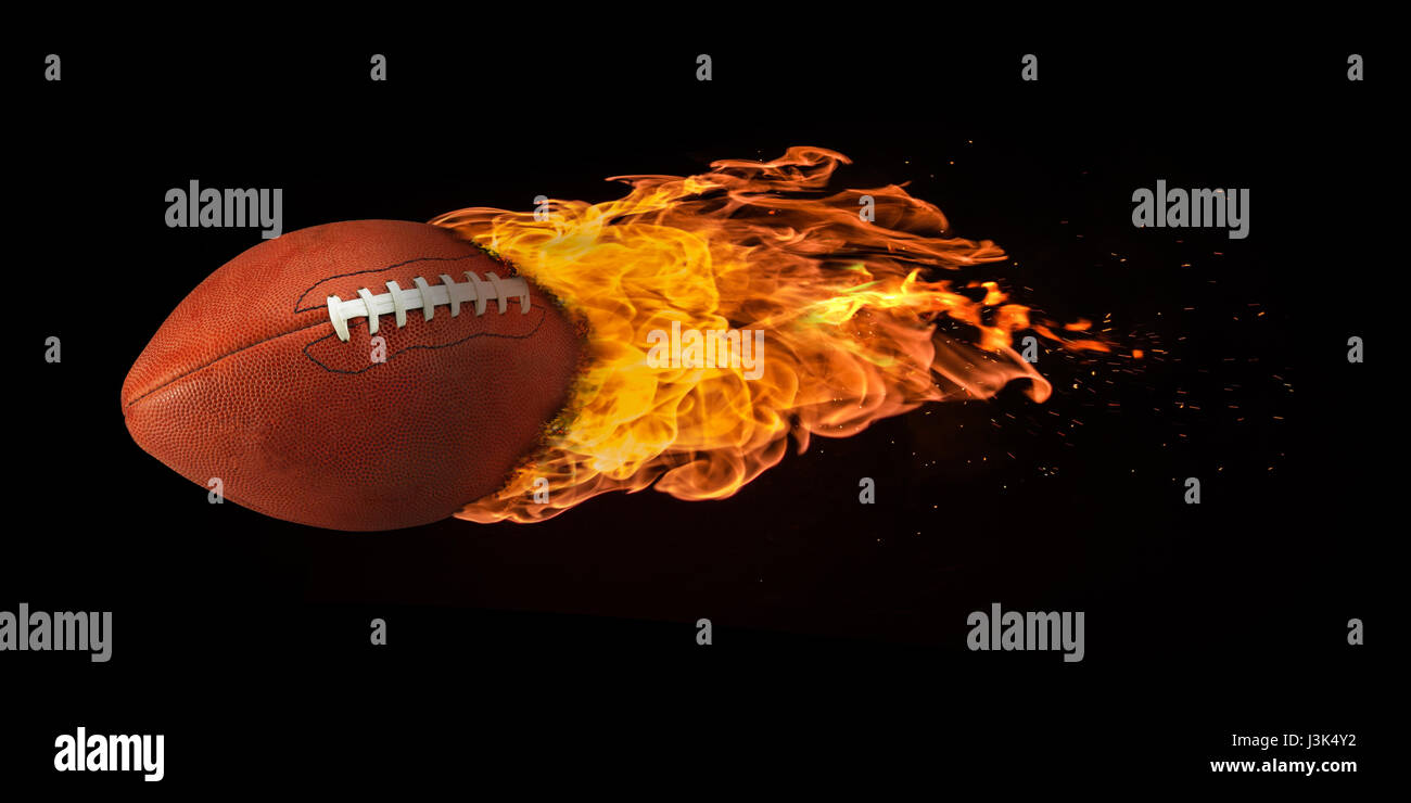 Football vol enveloppé par des flammes à l'étincelle, sur un fond noir. Concept d'un concours ou fiery fast moving ball. Banque D'Images