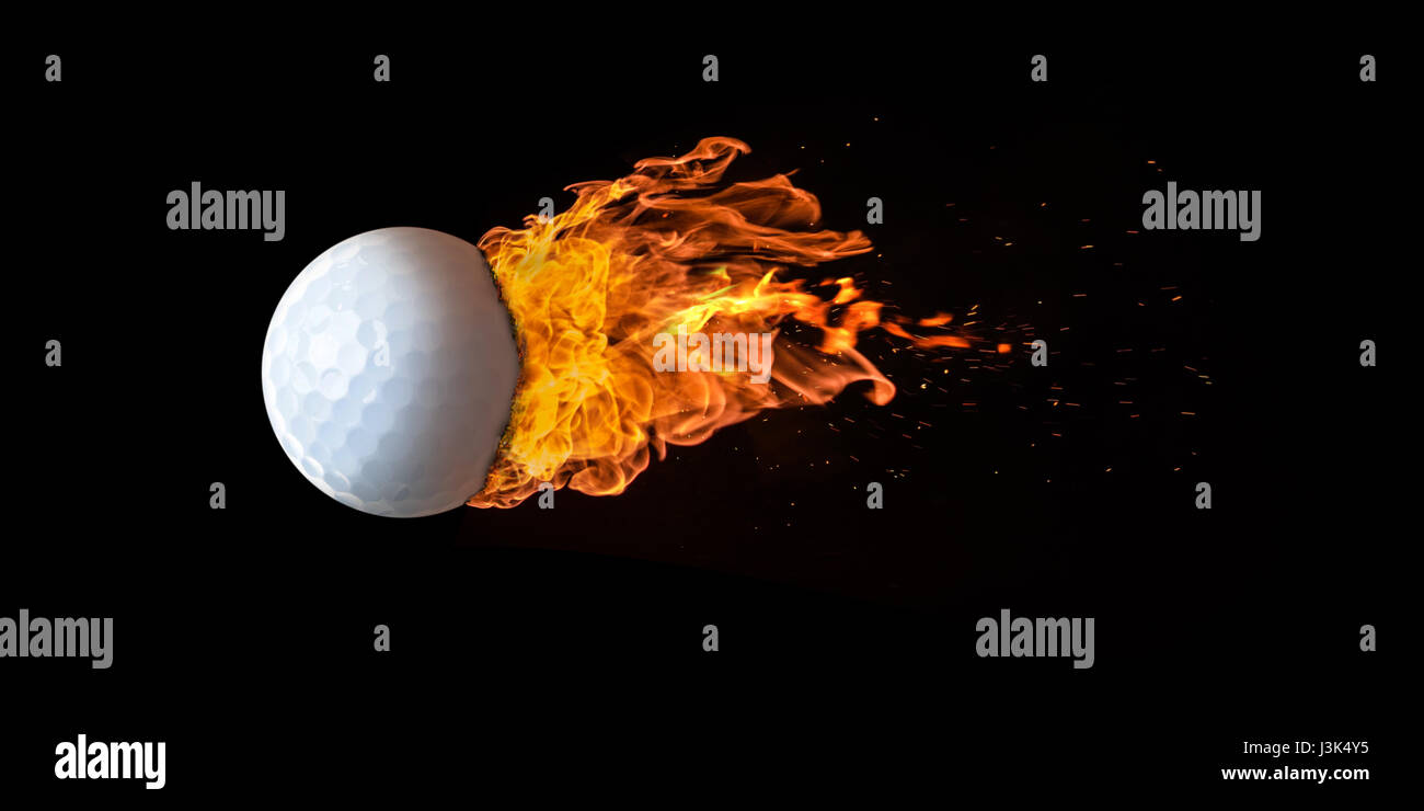 Balle de golf vol enveloppé par des flammes à l'étincelle, sur un fond noir. Concept d'un concours ou fiery fast moving ball. Banque D'Images