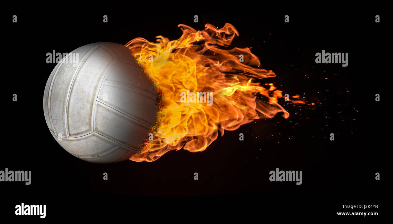 Volley-ball vol enveloppé par des flammes à l'étincelle, sur un fond noir. Concept d'un concours ou fiery fast moving ball. Banque D'Images