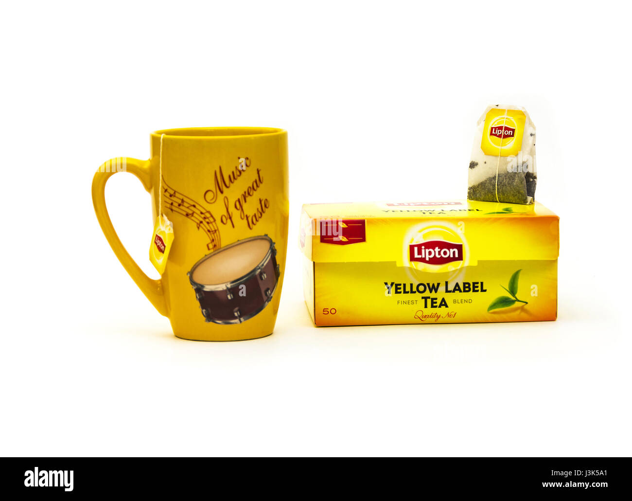 Mug jaune et sachet de thé Lipton avec emballage Photo Stock - Alamy