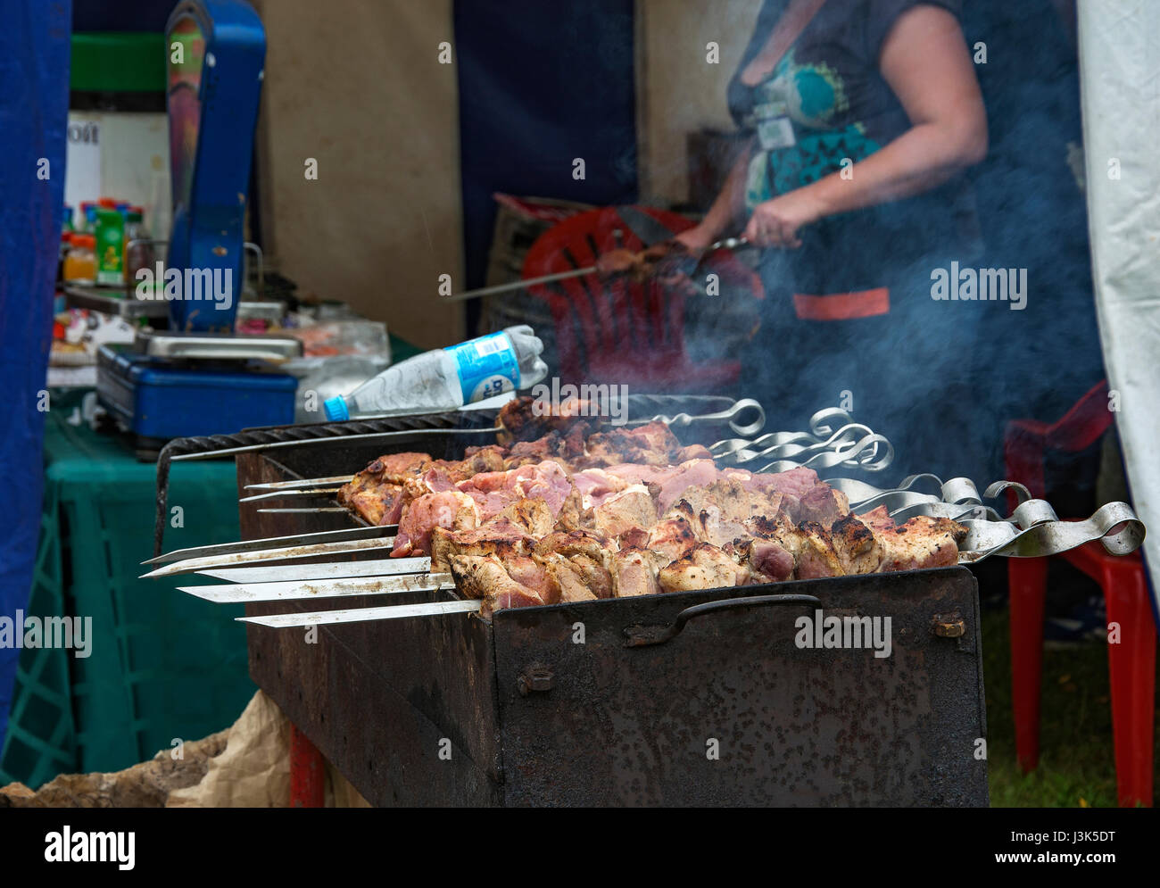 Brochettes de viandes fraîches grillées sur le barbecue sur charbon de bois Banque D'Images