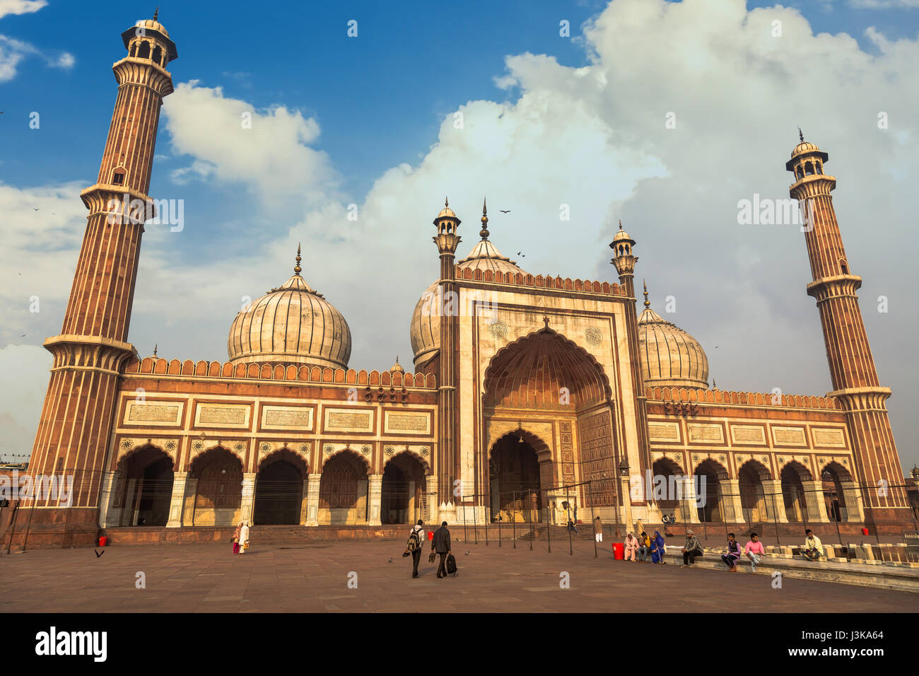 Mosquée Jama Masjid historique, également connu sous le nom de Masjid-i Jahan-Numa à Delhi est l'une des plus grandes mosquées de l'Inde construit par l'empereur Moghol Shah Jahan. Banque D'Images