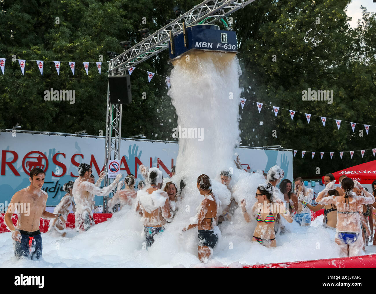 Les personnes bénéficiant d'un bain de mousse à l'Sziget Festival à Budapest, Hongrie Banque D'Images