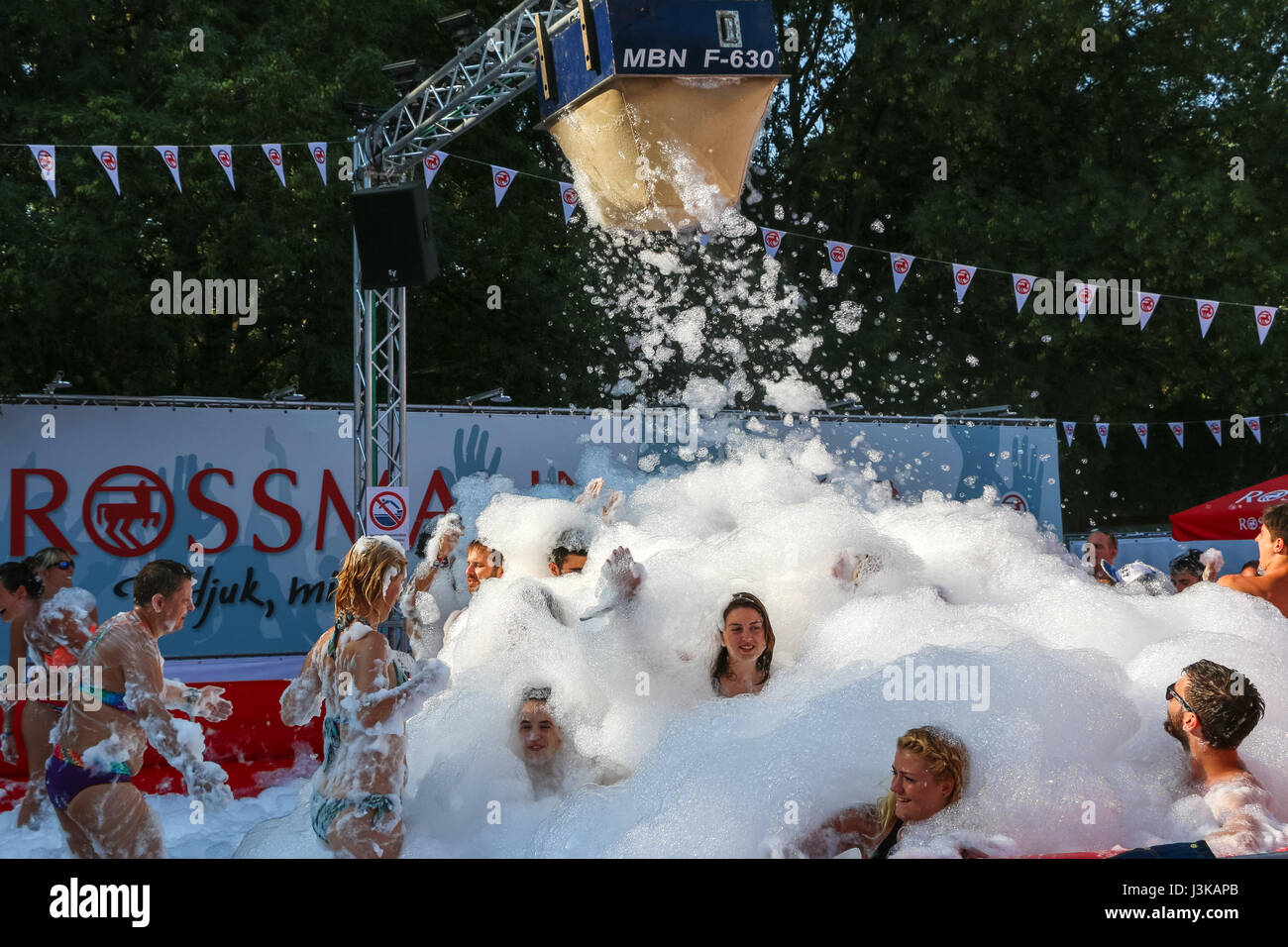 Les personnes bénéficiant d'un bain de mousse à l'Sziget Festival à Budapest, Hongrie Banque D'Images