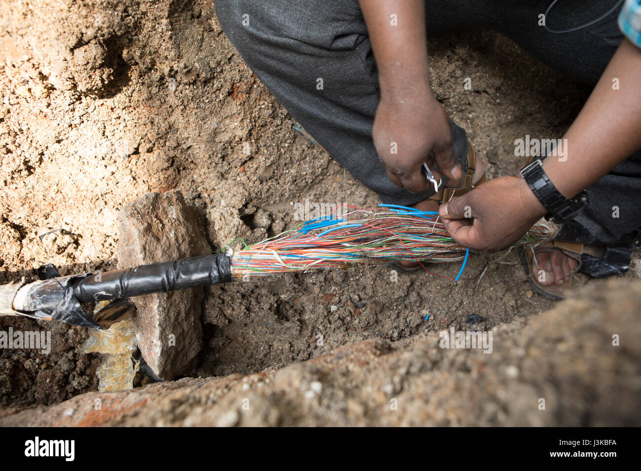 Technicien câble téléphone indien à réparer un câble endommagé à Hyderabad, Inde Banque D'Images
