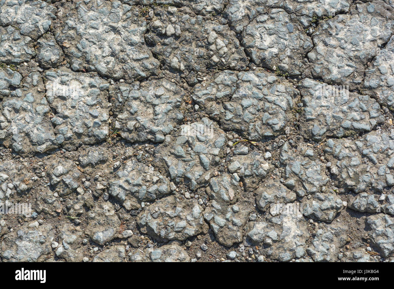 Alligator cassé surface goudronnée fissurée. Pour tomber en morceaux, se briser, entretien médiocre, métaphore de panne, texture rugueuse, surface inégale. Banque D'Images