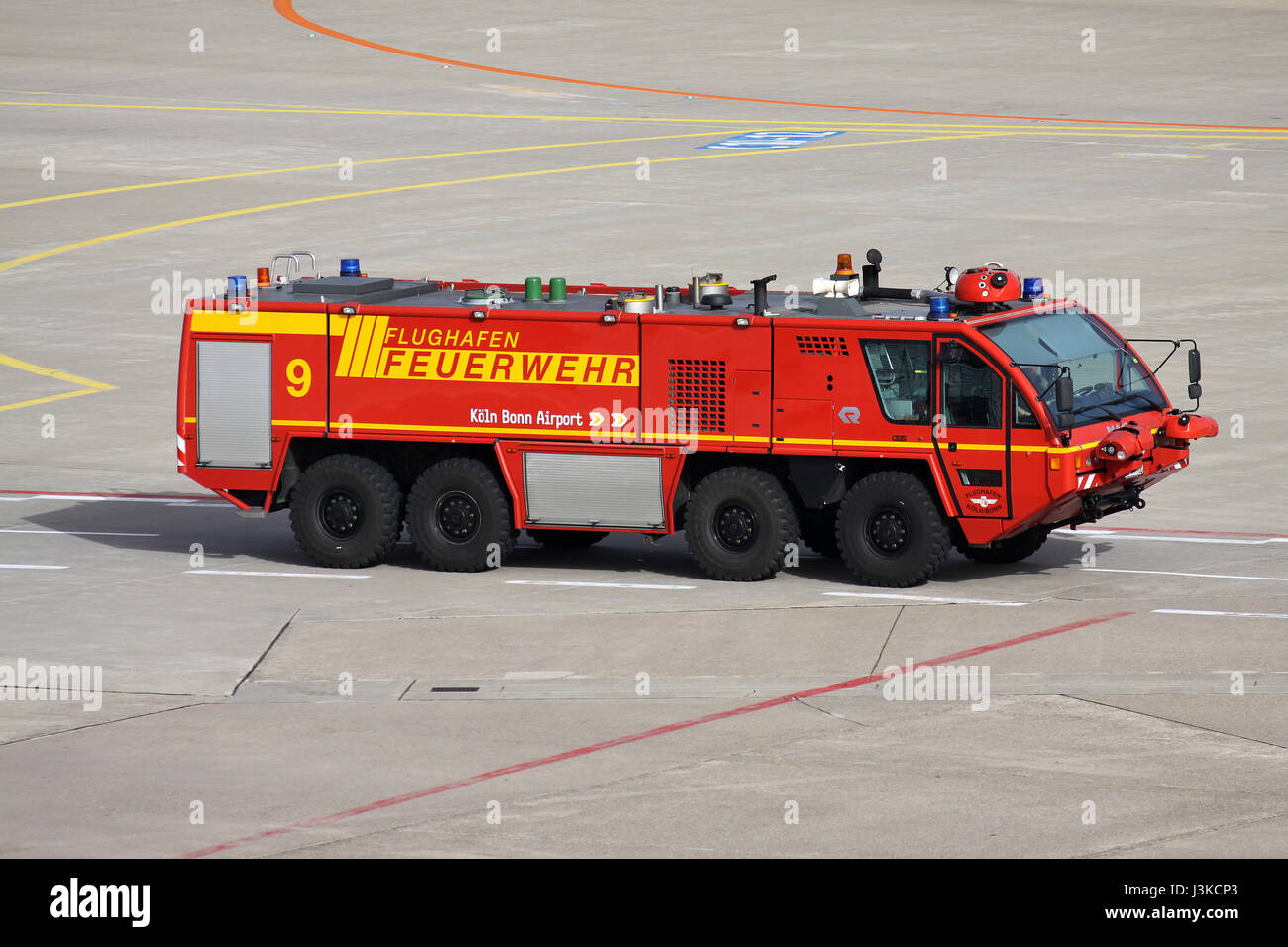 Rosenbauer véhicule de sauvetage et de lutte contre les incendies de l'aéroport de Cologne/ Bonn airport. Banque D'Images