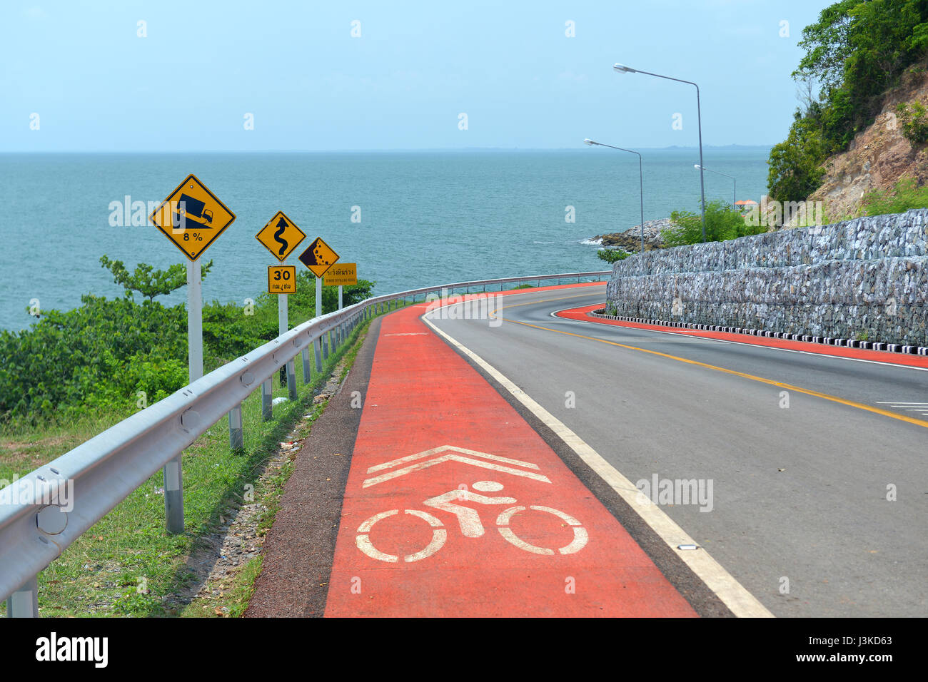 Symbole d'avertissement de trafic et de protection de l'enseigne pour bike lane sign dans la route de montagne photo avec éclairage solaire. Banque D'Images