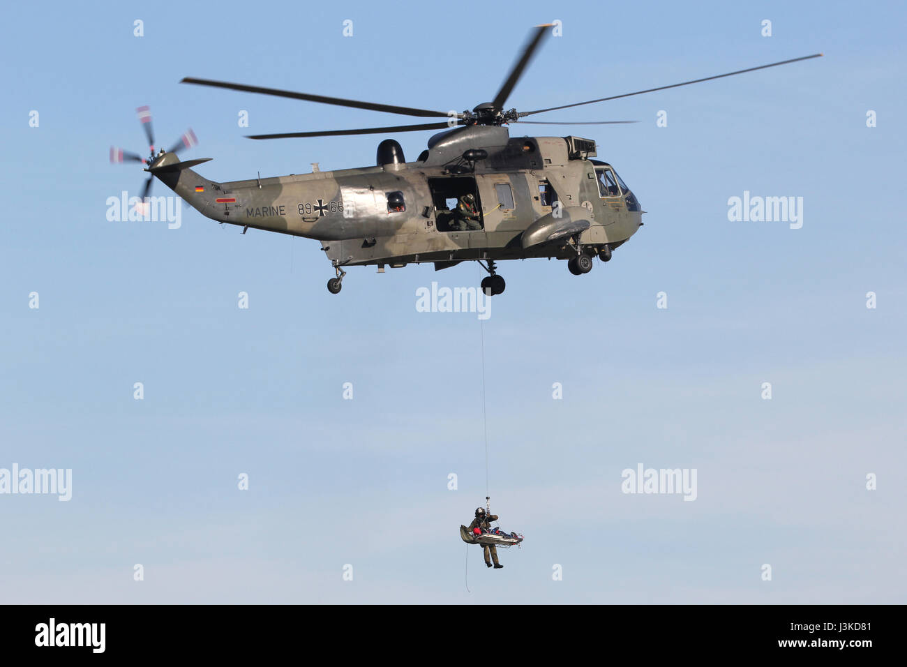 La marine allemande Westland Sea King Mk.41 hélicoptère sur une formation en recherche et sauvetage de l'exercice de treuillage Banque D'Images