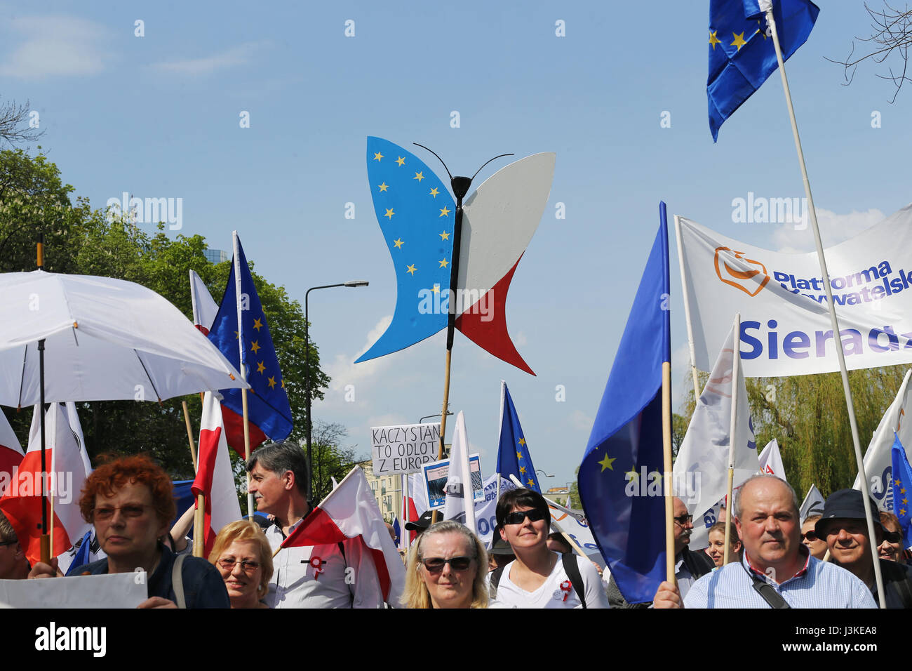 Varsovie, Pologne. 06 mai, 2017. Une foule estimée à cent mille démontré dans une manifestation organisée par le parti d'opposition, le parti de la plate-forme civique (PO), à Varsovie, Pologne, le 06 mai 2017, une journée célébrée comme la Journée de l'Europe. La manifestation a eu lieu à la défense de l'Union européenne et les valeurs européennes. Le slogan de la manifestation et a été hashtag # MarszWolno ; ?ec, la liberté de mars. Credit : PACIFIC PRESS/Alamy Live News Banque D'Images