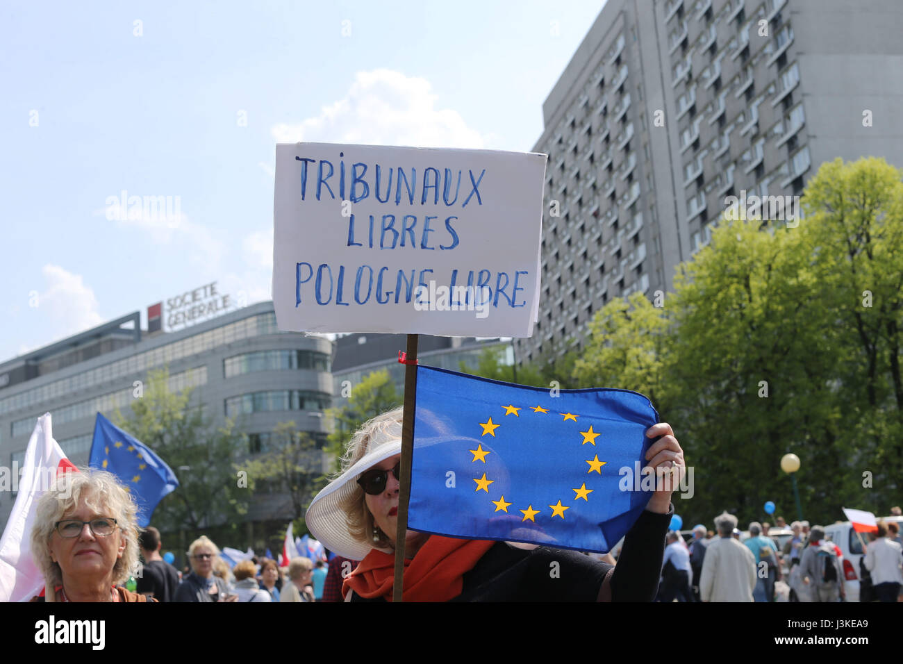 Varsovie, Pologne. 06 mai, 2017. Un manifestant est titulaire d'un signe qui se lit, "tribunal libre. Pologne Libre', au cours d'une manifestation qui a eu lieu à la défense de l'Union européenne et les valeurs européennes sur 06 mai 2017 à Varsovie, Pologne. La journée est également célébré comme la Journée de l'Europe à travers l'Union européenne. Le slogan de la manifestation et a été hashtag # MarszWolno ; ?ec, la liberté de mars. La protestation a été organisée par le parti d'opposition, le parti de la plate-forme civique (PO). Credit : PACIFIC PRESS/Alamy Live News Banque D'Images