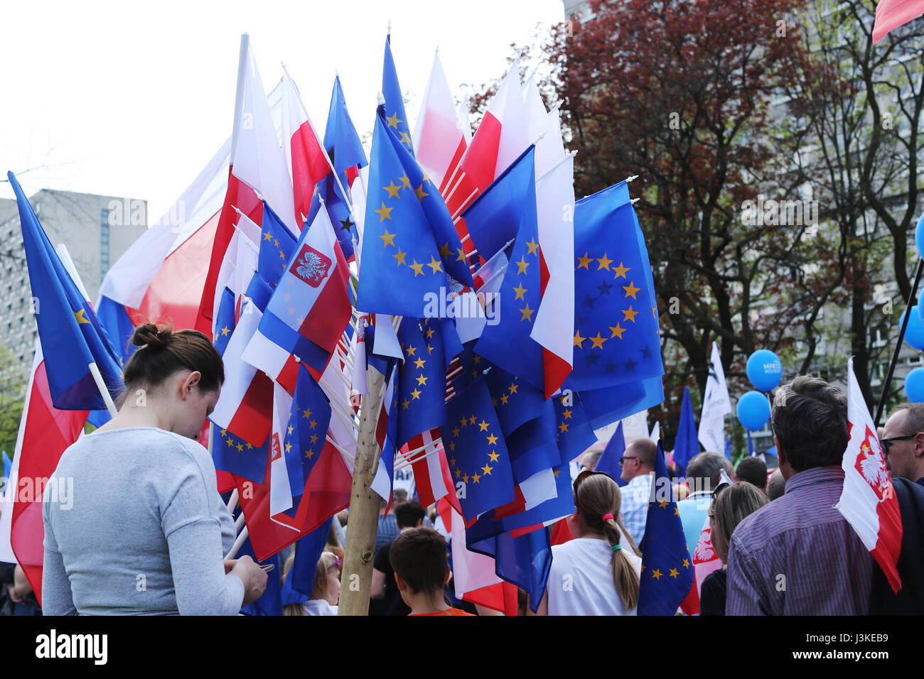 Varsovie, Pologne. 06 mai, 2017. Une foule estimée à cent mille démontré dans une manifestation organisée par le parti d'opposition, le parti de la plate-forme civique (PO), à Varsovie, Pologne, le 06 mai 2017, une journée célébrée comme la Journée de l'Europe. La manifestation a eu lieu à la défense de l'Union européenne et les valeurs européennes. Le slogan de la manifestation et a été hashtag # MarszWolno ; ?ec, la liberté de mars. Credit : PACIFIC PRESS/Alamy Live News Banque D'Images