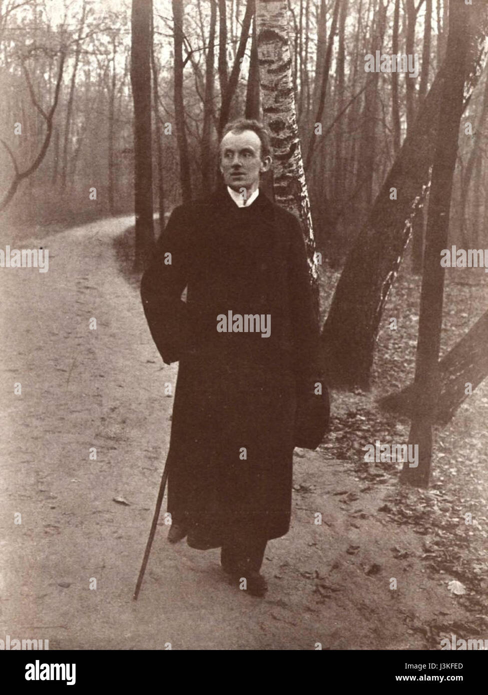 Il s'agit d'une promenade ou d'une scène d'une œuvre de Gerhart Hauptmann, dramaturge et dramaturge allemand connu pour ses pièces réalistes. La scène peut représenter un moment ou un événement de sa vie ou de son œuvre, mettant en valeur ses contributions littéraires. Banque D'Images