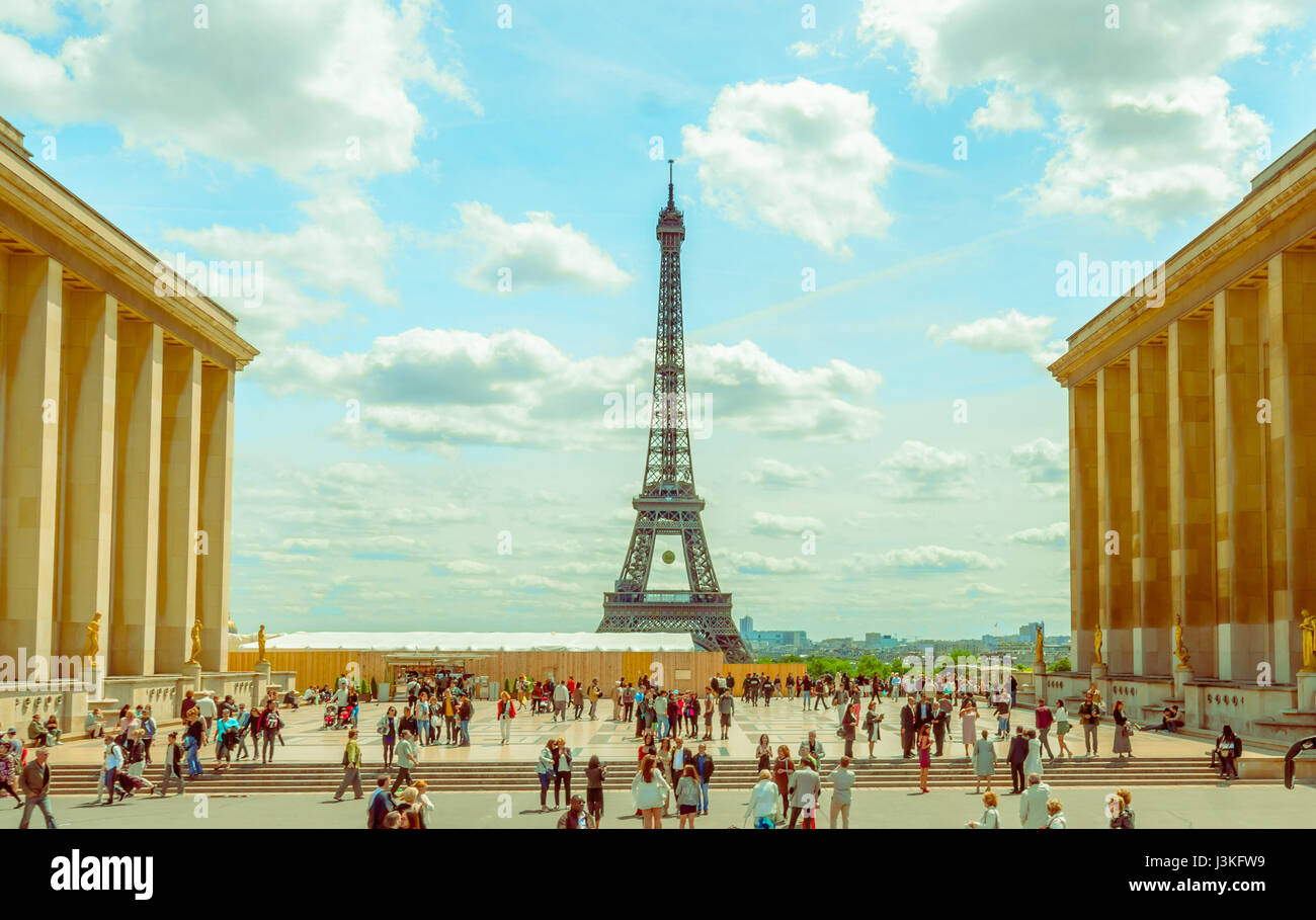 Paris, France 1 juin 2015 : Tour Eiffel impressionnant vu de loin sur une belle journée ensoleillée. Banque D'Images