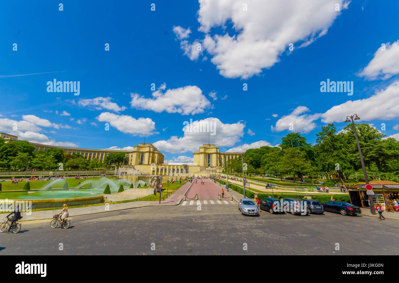 Paris, France 1 juin 2015 : grande avenue menant au magnifique bâtiment sur une belle journée ensoleillée. Banque D'Images