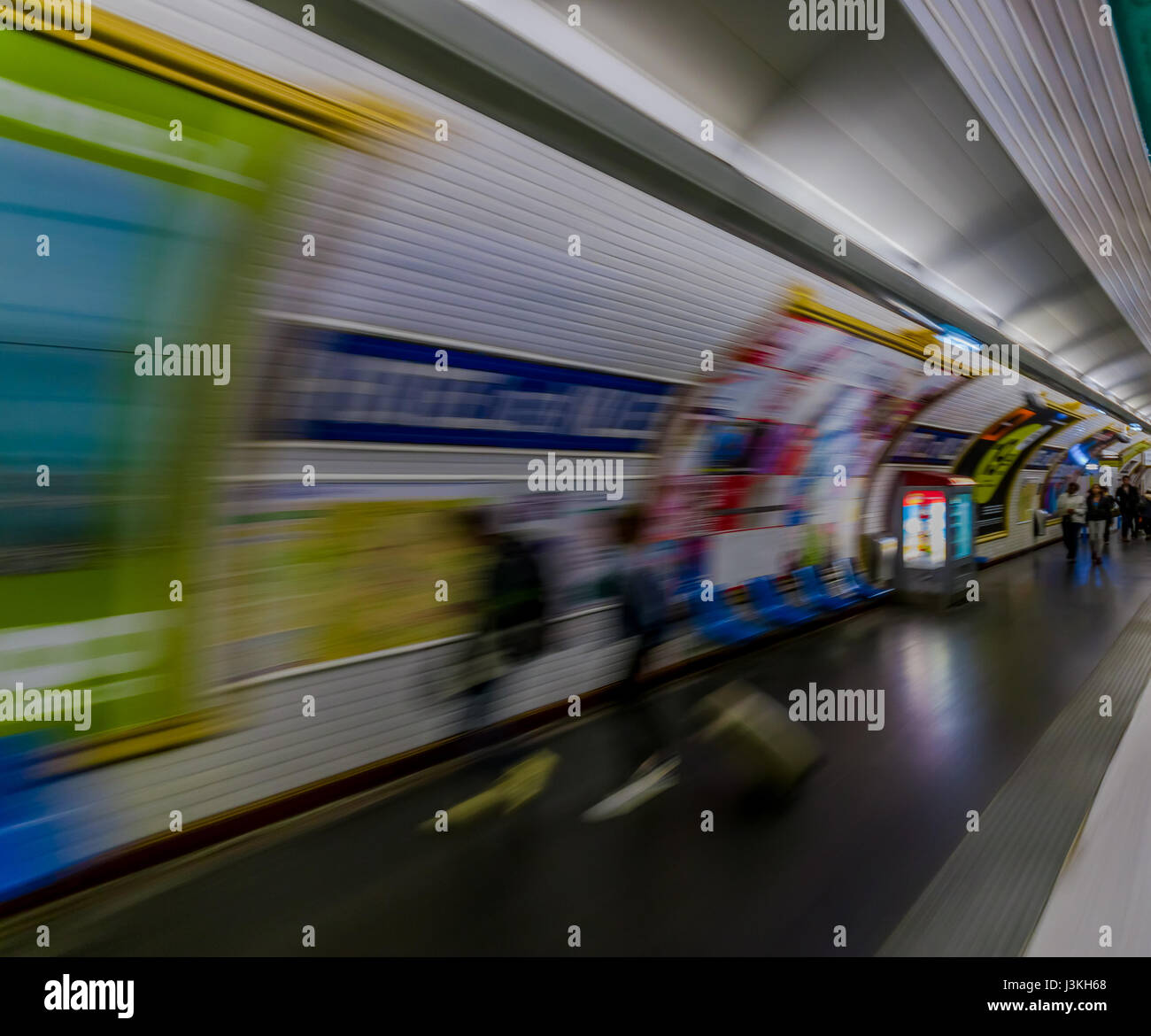 Paris, France 1 juin 2015 : l'intérieur de la station de métro parisien, la plate-forme avec des gens qui attendent. Banque D'Images