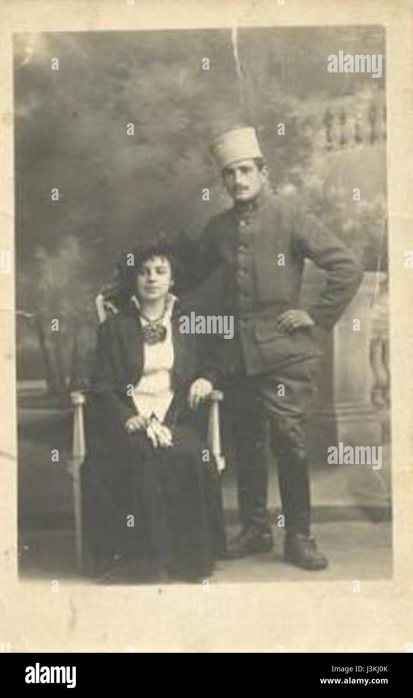 Cette image, datée de 1914, représente une femme avec un soldat zouave marocain, une scène historique de la première Guerre mondiale, reflétant la diversité des unités militaires pendant le conflit. Banque D'Images