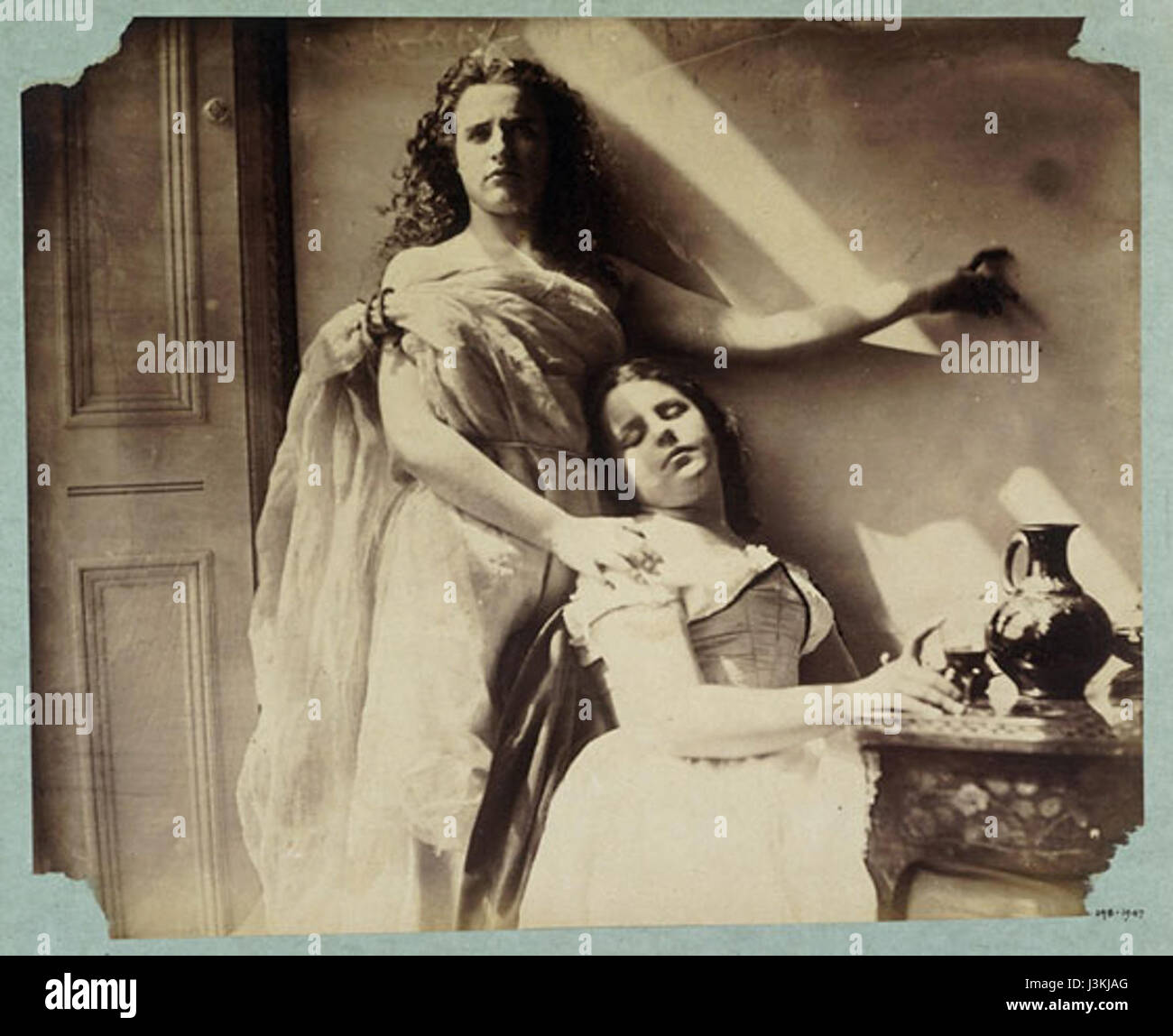 Photographie historique de Hawarden datant de 1863-64, représentant Clem, Maude et Flo, représentant la vie familiale en Grande-Bretagne du XIXe siècle. Banque D'Images