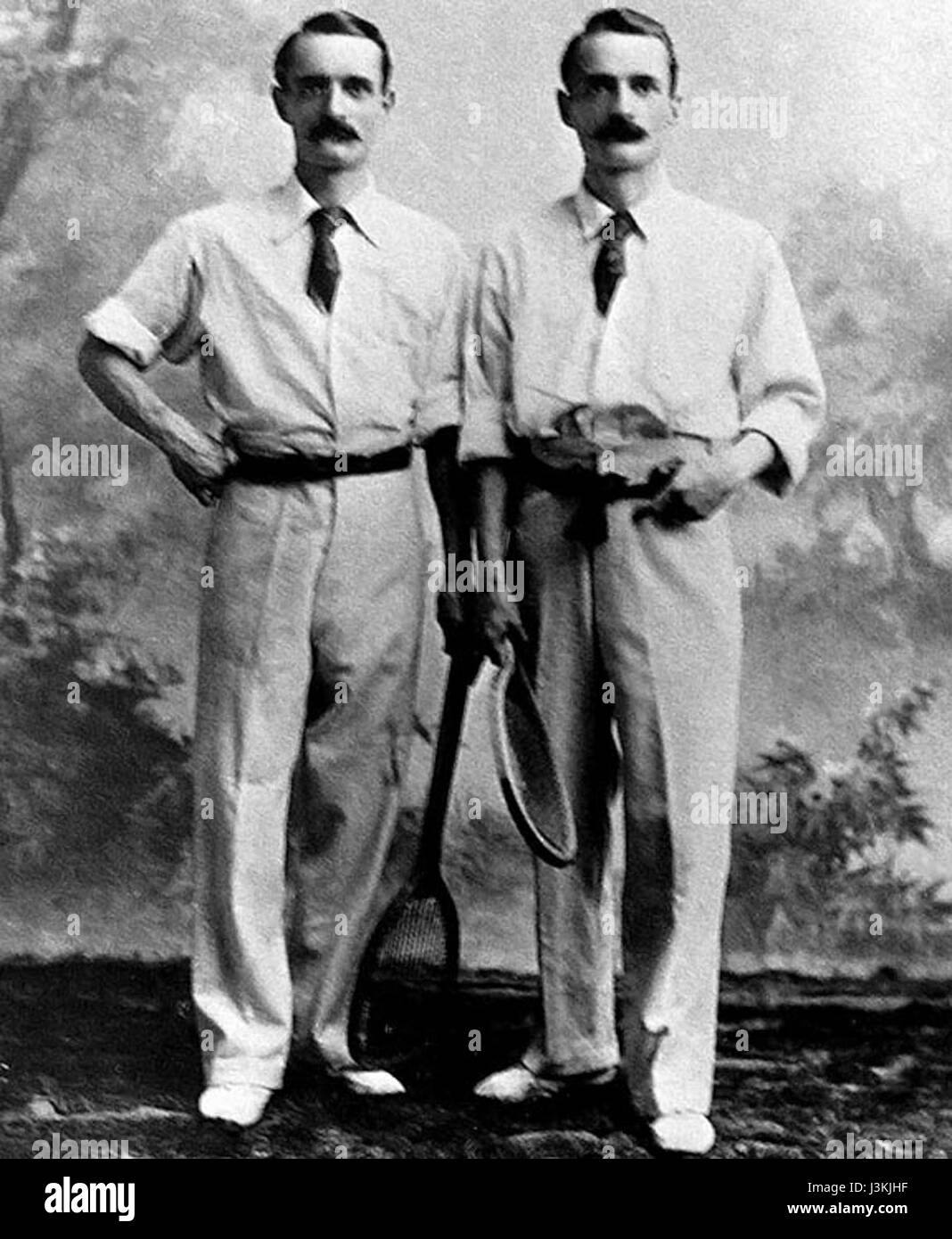 Herbert et Wilfred Baddeley étaient des figures notables dans le monde du tennis, tous deux représentant l'Angleterre dans les compétitions internationales. On se souvient de leur carrière pour leurs réalisations et leurs contributions au sport. Banque D'Images