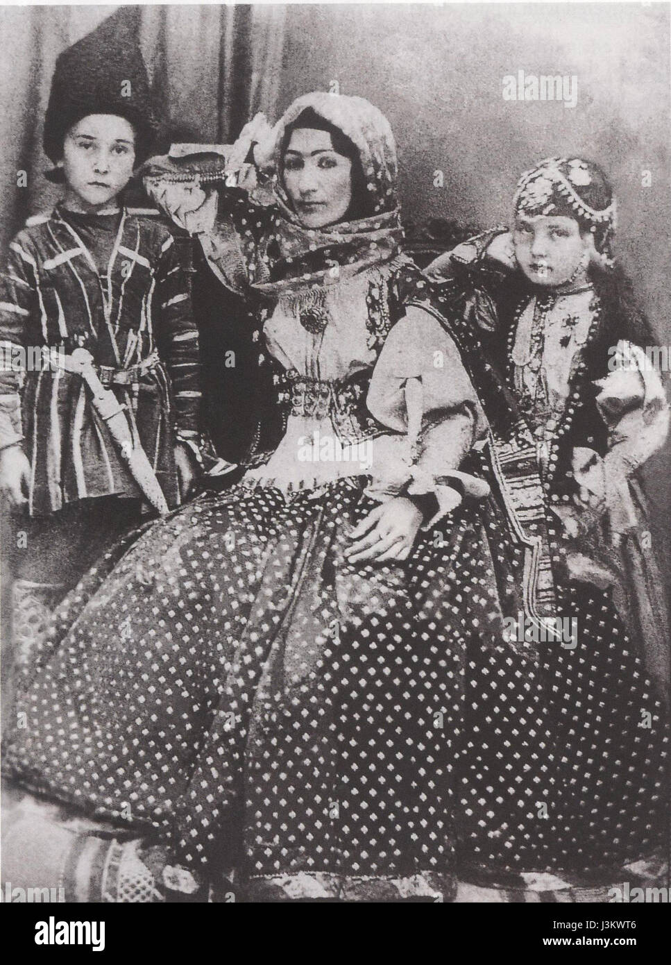 Hurshidbanu Natavan, poète azerbaïdjanaise et fille d'un dirigeant éminent, est représentée avec ses enfants dans un portrait historique qui souligne son rôle dans la culture azerbaïdjanaise. Banque D'Images