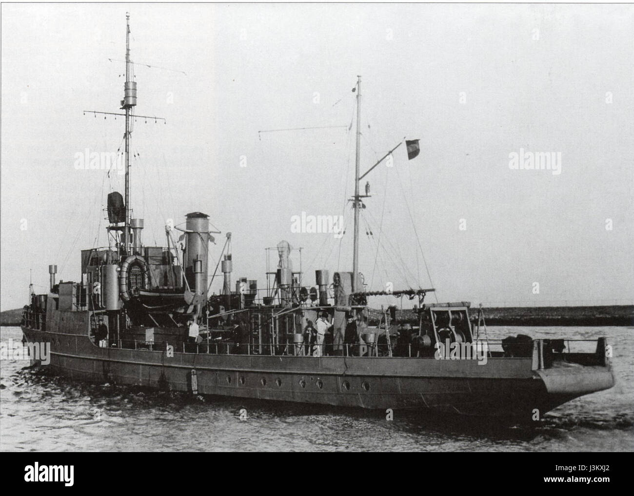 Le Hnlms A était un dragueur de mines de classe A de la Marine royale néerlandaise, lancé en 1929. Sabordé lors de la bataille de Java en 1942, il est ensuite récupéré et converti par les Japonais en chasseur de sous-marins auxiliaire Cha-113. Banque D'Images