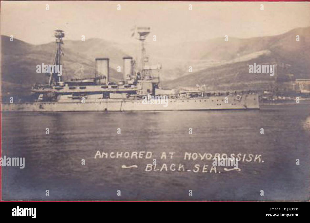 Le HMS Lord Nelson, un cuirassé britannique, est représenté à Novorossisk dans la mer Noire en 1919. L'image capture un moment historique important de l'histoire navale, mettant en évidence le rôle du navire pendant cette période. Banque D'Images