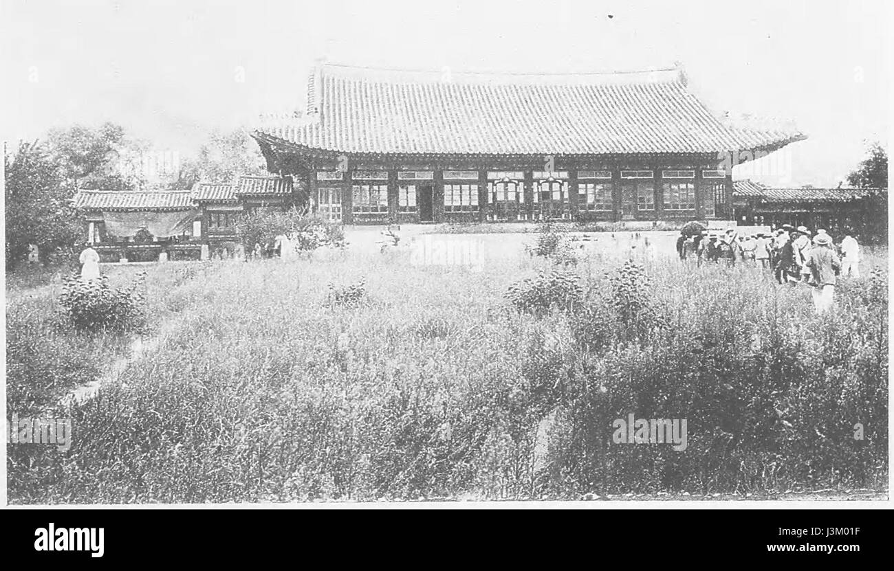 Cette photographie de 1906 capture *Gyeongbokgung*, le plus grand des cinq grands palais construits sous la dynastie Joseon à Séoul, en Corée. Il sert de point de repère culturel et historique, avec son architecture reflétant le design traditionnel des palais coréens. Banque D'Images
