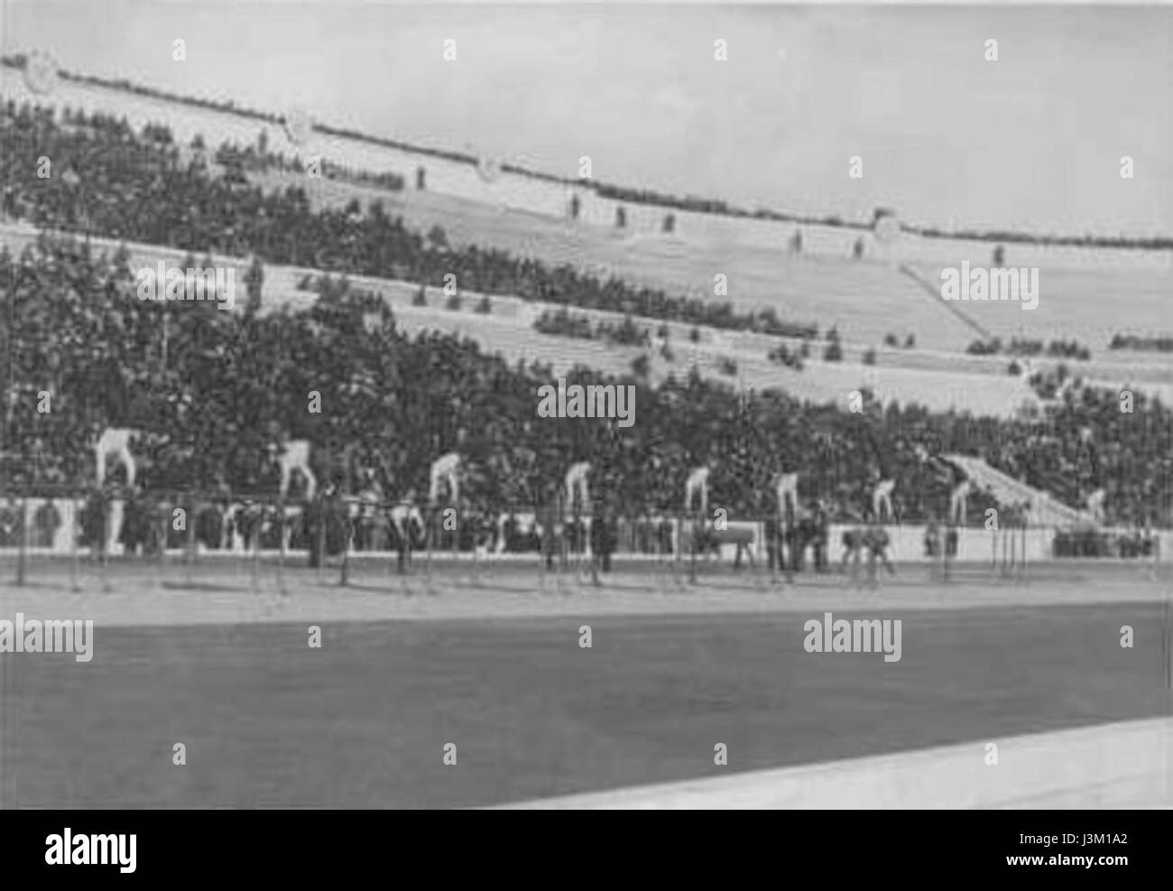 L'équipe allemande aux Jeux olympiques d'été de 1896 a joué à l'épreuve des bars parallèles, mettant en valeur l'athlétisme et les prouesses de gymnastique. Cet événement a marqué l'une des premières compétitions olympiques de gymnastique. Banque D'Images