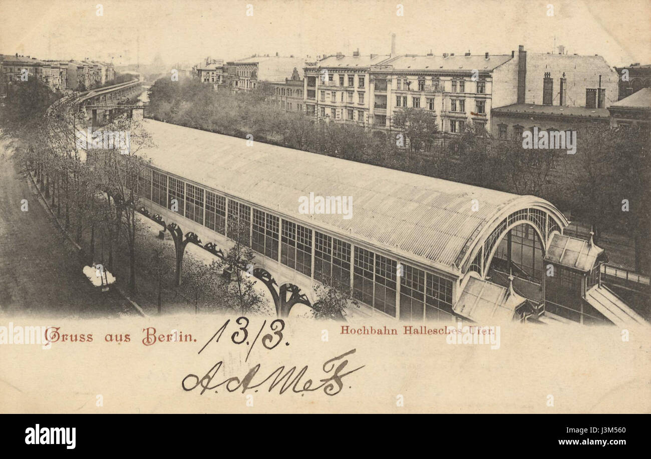 Cette image montre le Hochbahn (chemin de fer surélevé) et le pont de Hallesches Ufer à Berlin. L'emplacement est important pour son infrastructure de transport et son rôle dans le développement urbain de BerlinÂ€™. Banque D'Images