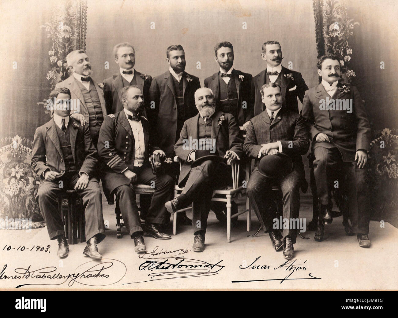 Gruppo est un mot italien signifiant « groupe » et peut se référer à un groupe collectif ou organisé dans divers contextes, tels que la musique, l'art ou les affaires. Le titre suggère une formation de personnes travaillant ensemble dans un but commun. Banque D'Images