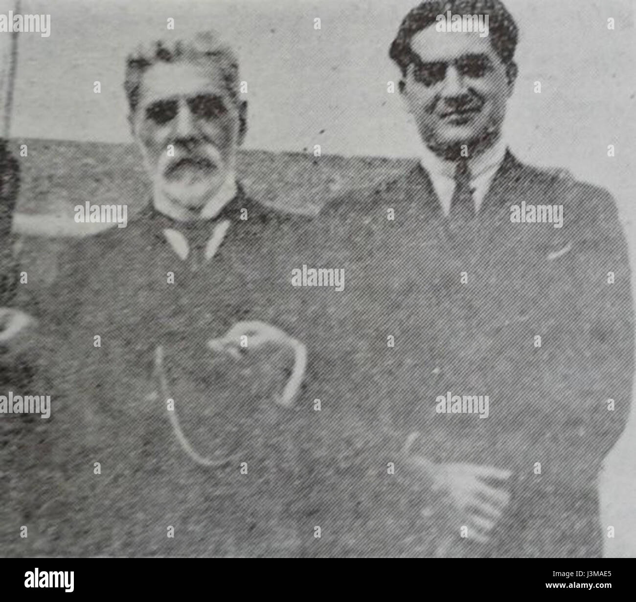 Cela fait référence à Hovhannes Katchaznouni, un jeune capitaine de l'armée, et Suren Melikian, tous deux probablement impliqués dans des activités militaires. Leur lien avec les États-Unis pourrait être lié aux relations militaires ou aux activités communautaires de la diaspora. Banque D'Images