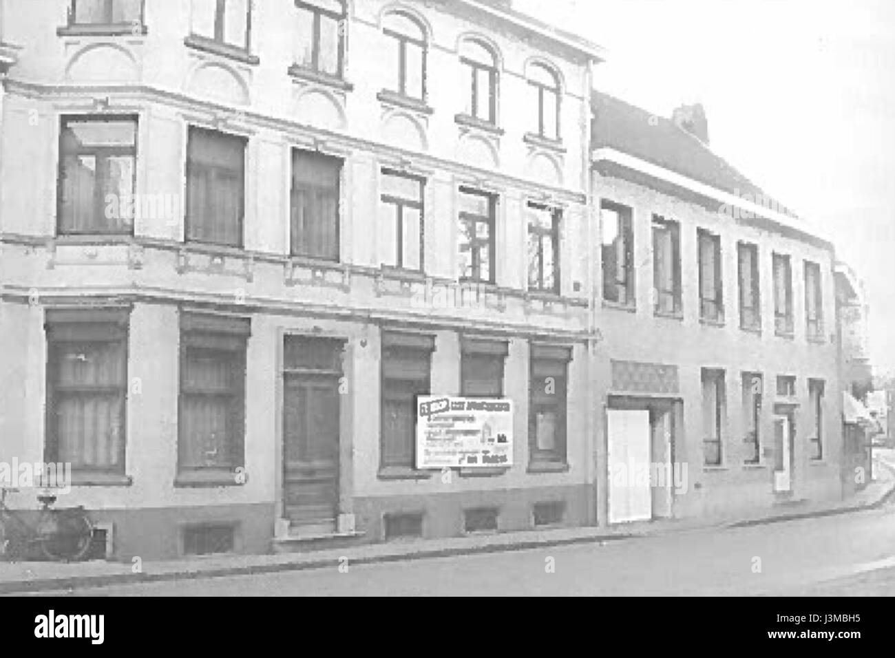 Ieperstraat 18 est un bâtiment historique en Belgique, datant des années de la première Guerre mondiale (1914-1918). Le site a probablement une importance historique liée à la guerre et à l'impact local du conflit pendant cette période. Banque D'Images