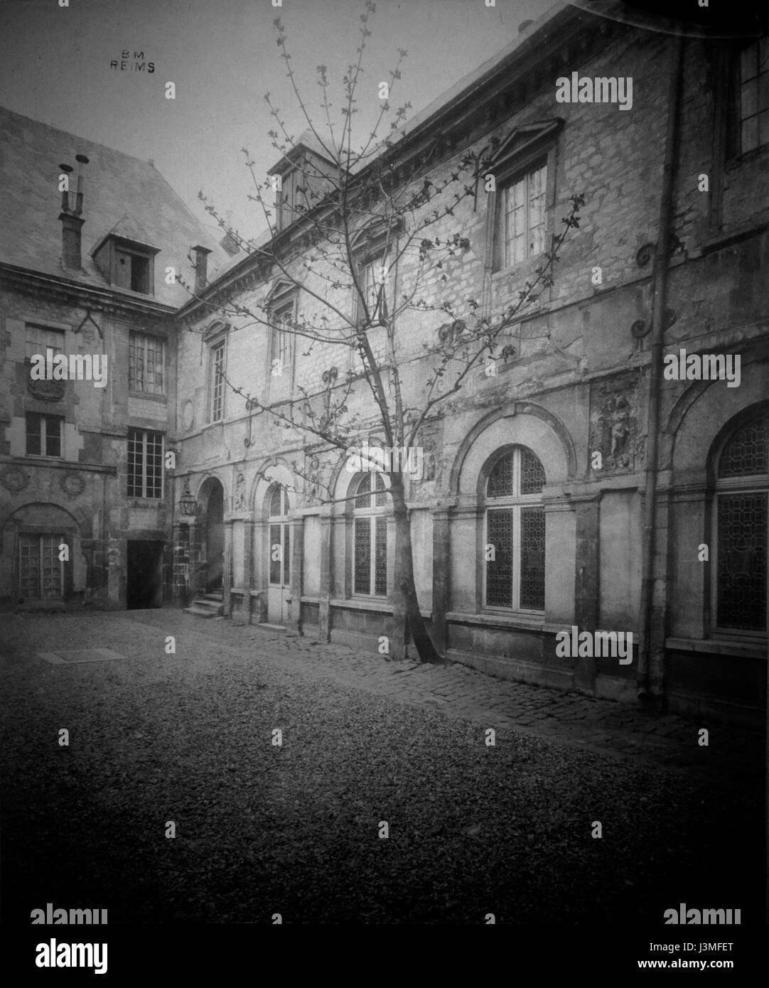 L'hôtel Feret de Montlaurent est probablement un monument historique ou culturel, peut-être un hôtel ou un établissement d'importance dans une région francophone. Il peut fournir un aperçu des logements historiques ou des caractéristiques architecturales de la région. Banque D'Images L'hôtel Feret de Montlaurent est probablement un monument historique ou culturel, peut-être un hôtel ou un établissement d'importance dans une région francophone. Il peut fournir un aperçu des logements historiques ou des caractéristiques architecturales de la région. Banque D'Images