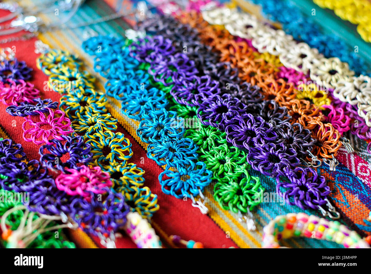 Bracelets faits de paille. Tsachila communauté. Santo Domingo (Lima. Pichincha. L'Équateur Banque D'Images