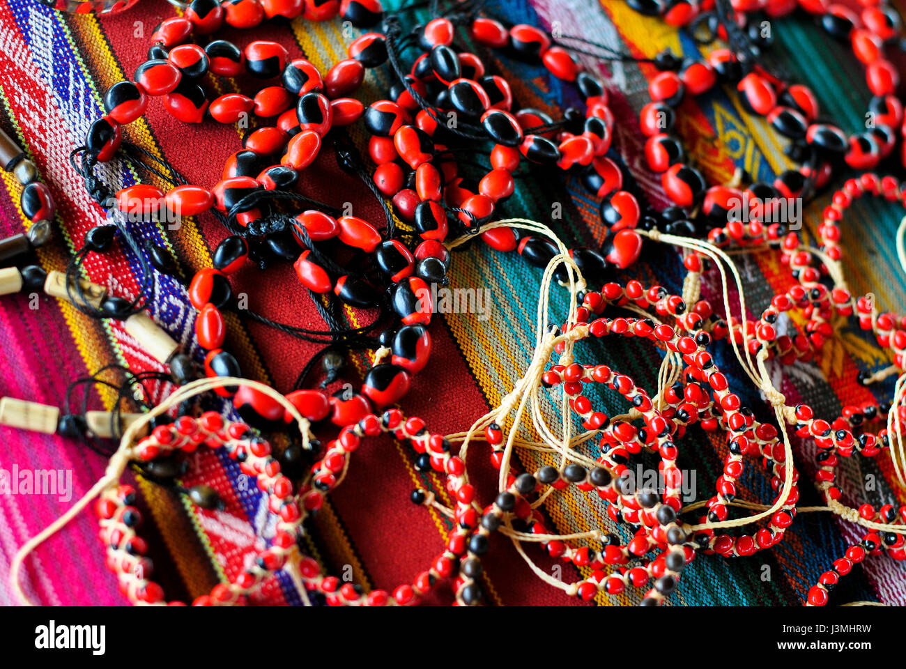 Bracelets faits de graines rouges. La couleur rouge représente la protection de la communauté. Tsachila communauté. Santo Domingo (Lima. Pichincha. Banque D'Images