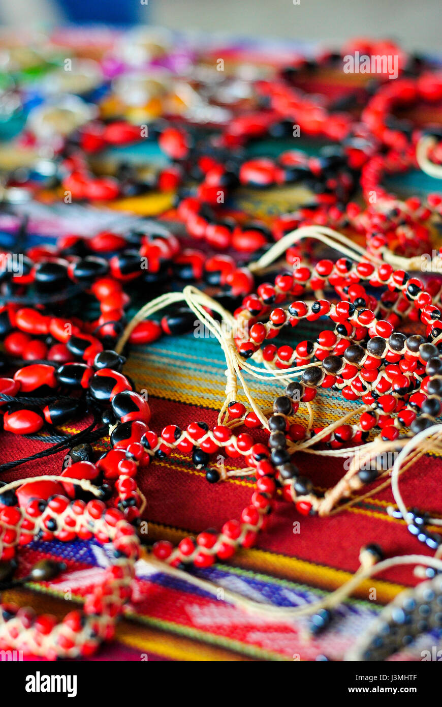 Bracelets faits de graines rouges. La couleur rouge représente la protection de la communauté. Tsachila communauté. Santo Domingo (Lima. Pichincha. Banque D'Images