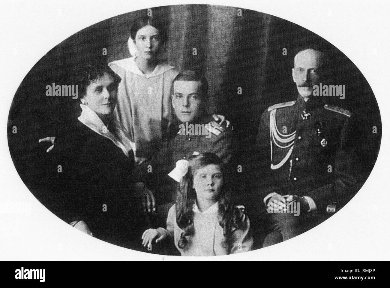 Le grand-duc Paul Alexandrovitch de Russie (1860â€“1919), fils cadet de l’empereur Alexandre II, épousa Olga Valerianovna Karnovitch en 1902, aboutissant à une union morganatique. Ils eurent trois enfants : Irina, Natalia et Vladimir. Leur vie en exil à Paris de 1902 à 1914 a été marquée par l’engagement social et la collection d’art. Ils retournèrent en Russie en 1914, où Paul servit dans la Garde impériale pendant la première Guerre mondiale. Après la Révolution russe, Paul fut exécuté en 1919. Banque D'Images