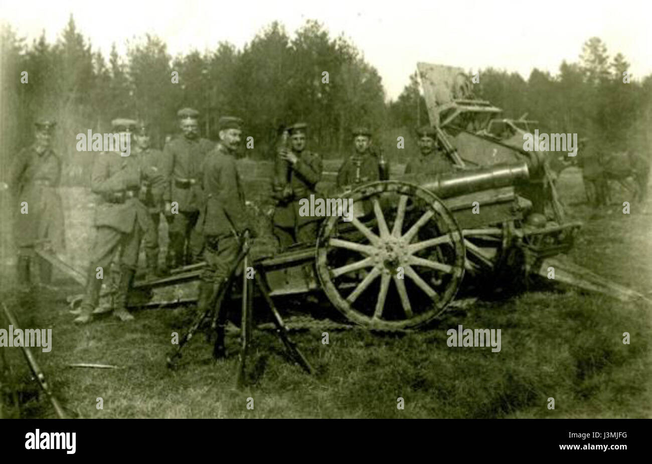 Cette image de 1918 représente une pièce d'artillerie allemande stationnée à Malmi, au cours des dernières phases de la première Guerre mondiale. L'artillerie est un élément crucial des efforts de guerre de l'armée allemande, montrant leur puissance de feu et leur positionnement sur le champ de bataille. Banque D'Images