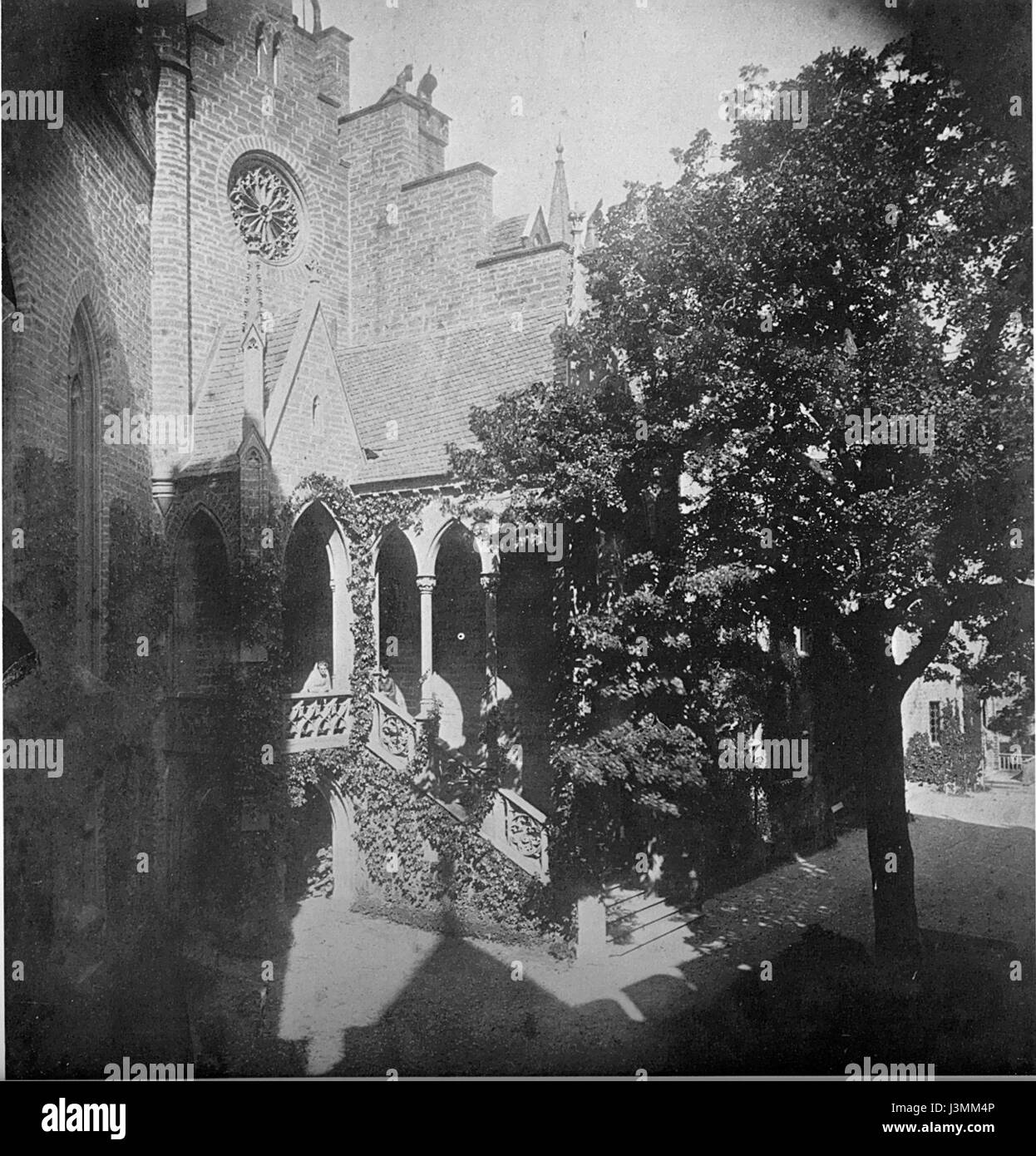 Ce titre fait probablement référence à un emplacement ou à une caractéristique architecturale liée à la famille Hohenzollern, qui pourrait être le Burghof, une cour historique ou un site important dans l'héritage Hohenzollern. Banque D'Images