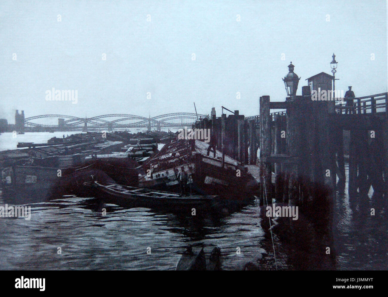 Cette image historique de 1908 capture le port de Hambourg, en Allemagne, une plaque tournante maritime importante en Europe. La photo montre le port animé, les quais, les navires et l'environnement commercial actif au début du XXe siècle. Banque D'Images