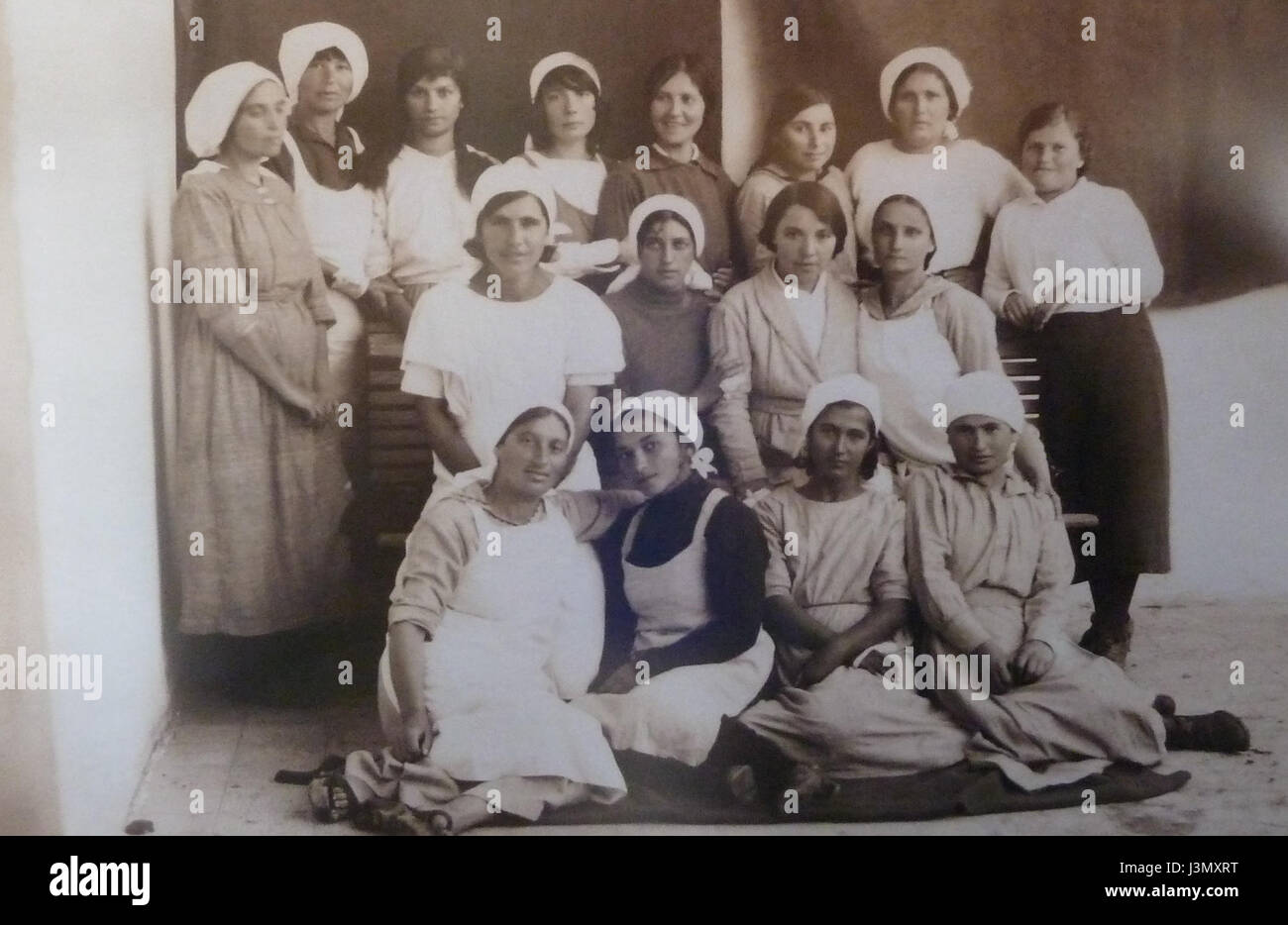 Une collection d'images historiques représentant Kinneret Farm, un site agricole important, illustrant son rôle dans l'histoire de l'agriculture et le développement régional. Banque D'Images