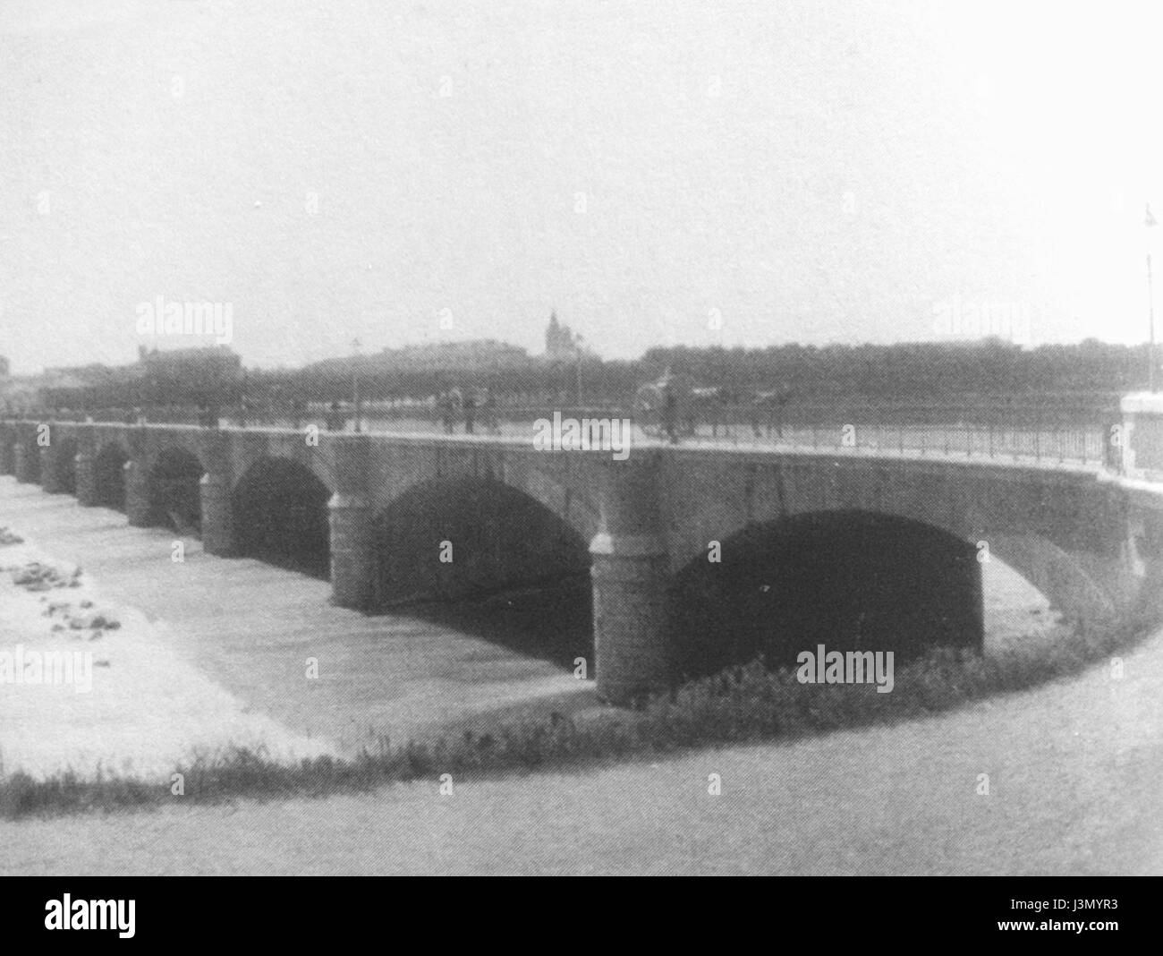 « Il nuovo ponte » fait référence au « nouveau pont », probablement un projet architectural ou infrastructurel en Italie. Il représente les progrès modernes dans l'ingénierie et la construction de ponts dans la région. Banque D'Images