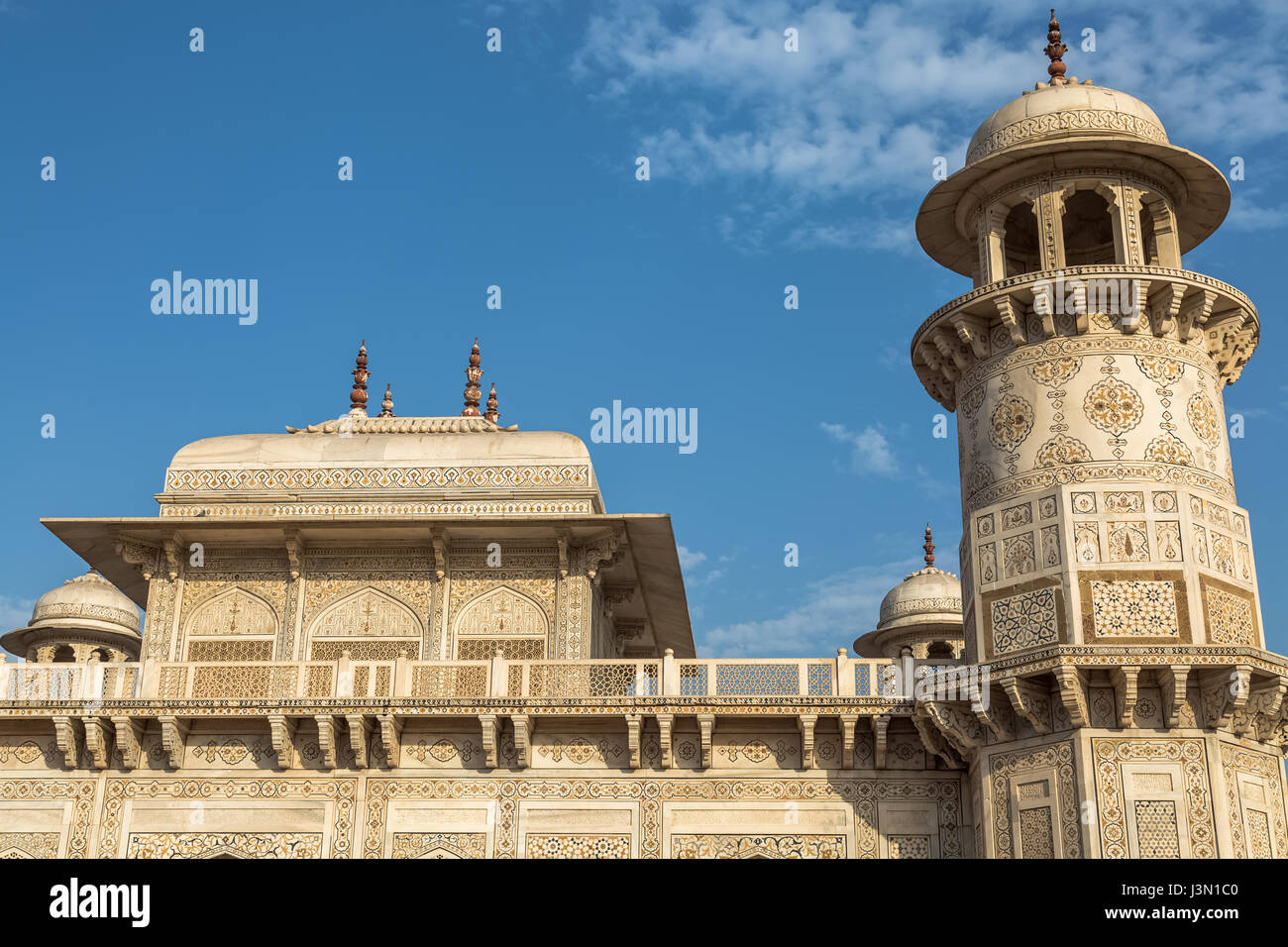 Tombe d'Itimad-ud-Daulah également connu comme le bébé à Agra Taj est un mausolée en marbre blanc avec des sculptures complexes sur l'extérieur et l'intérieur. Banque D'Images
