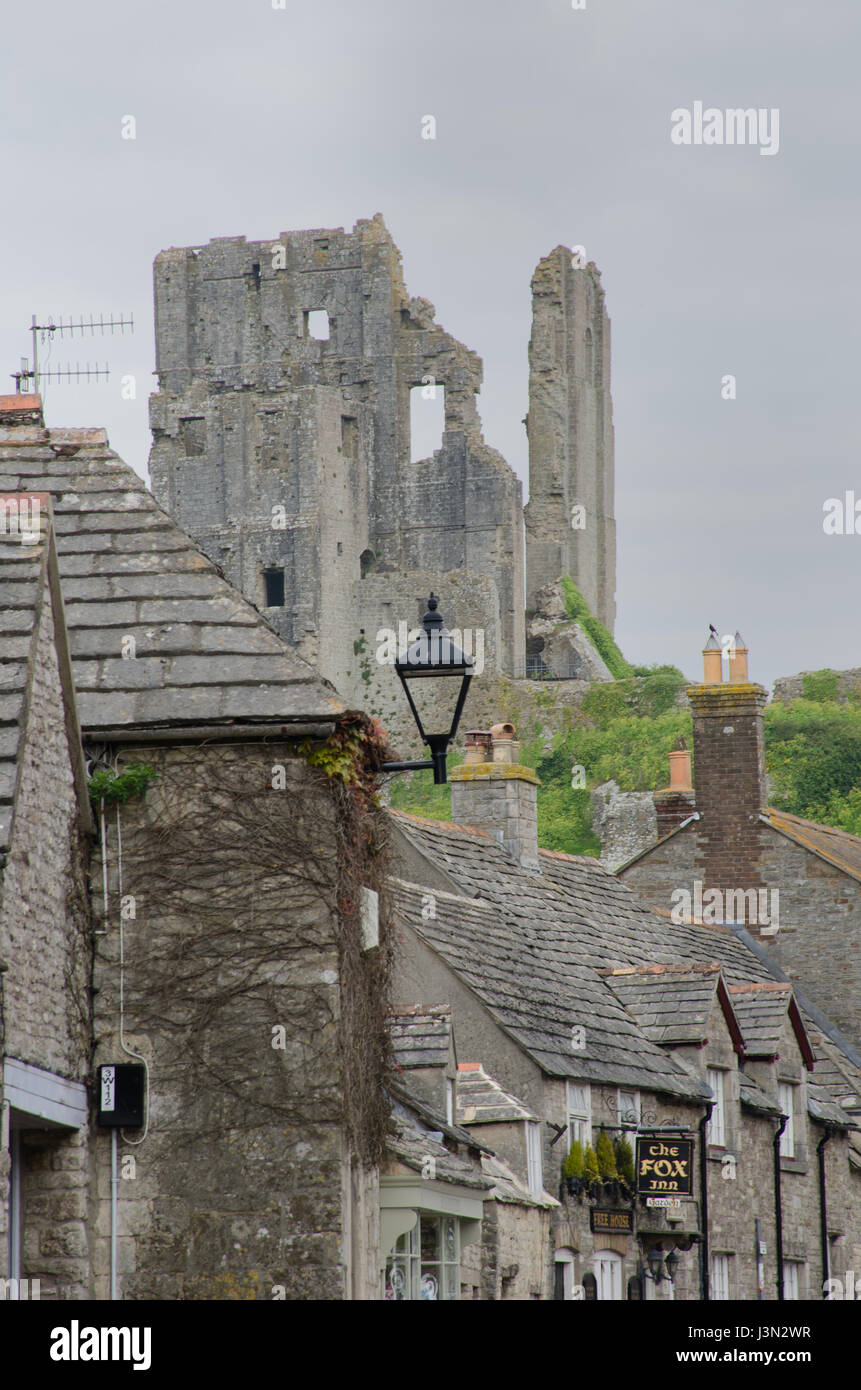 Corfe Castle Dorset Royaume Uni - 23 Avril 2017 : M. Corfe castle village avec en arrière-plan Banque D'Images