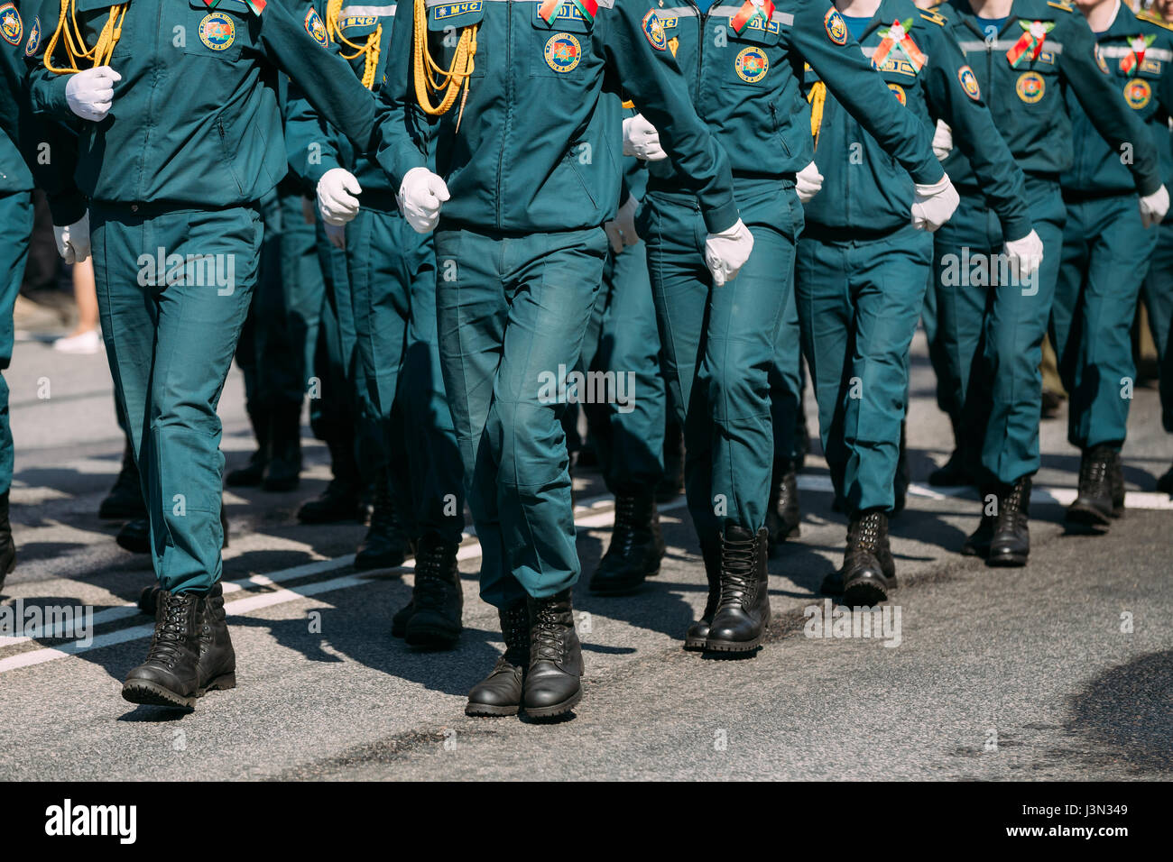 Le jour de la victoire 9 Mai Fête Homiel Bélarus. Les hommes de pieds de Gomel du personnel de l'Institut de génie des situations d'urgence du ministère de situations durgence à Marchin Banque D'Images