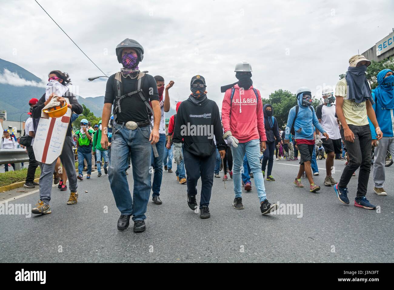 Les partisans de l'opposition avec des boucliers et des pierres dans leurs mains au cours d'une manifestation contre le président vénézuélien Nicolas Maduro à Caracas, Ven Banque D'Images